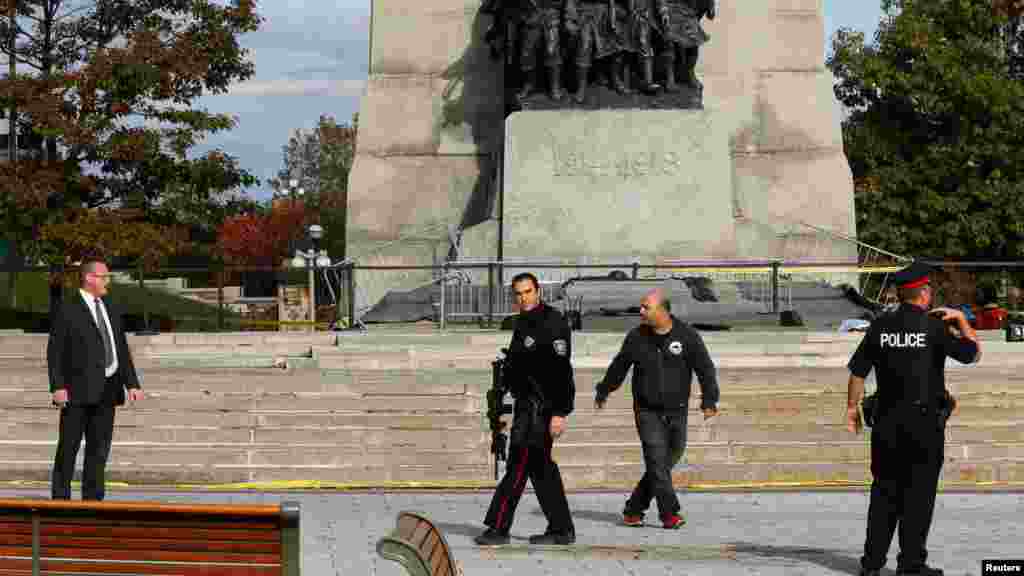Les agents de police patrouillent près du monument canadien de la guerre après une fusillade à Ottawa, le 22 octobre 2014. REUTERS/Chris Wattie 