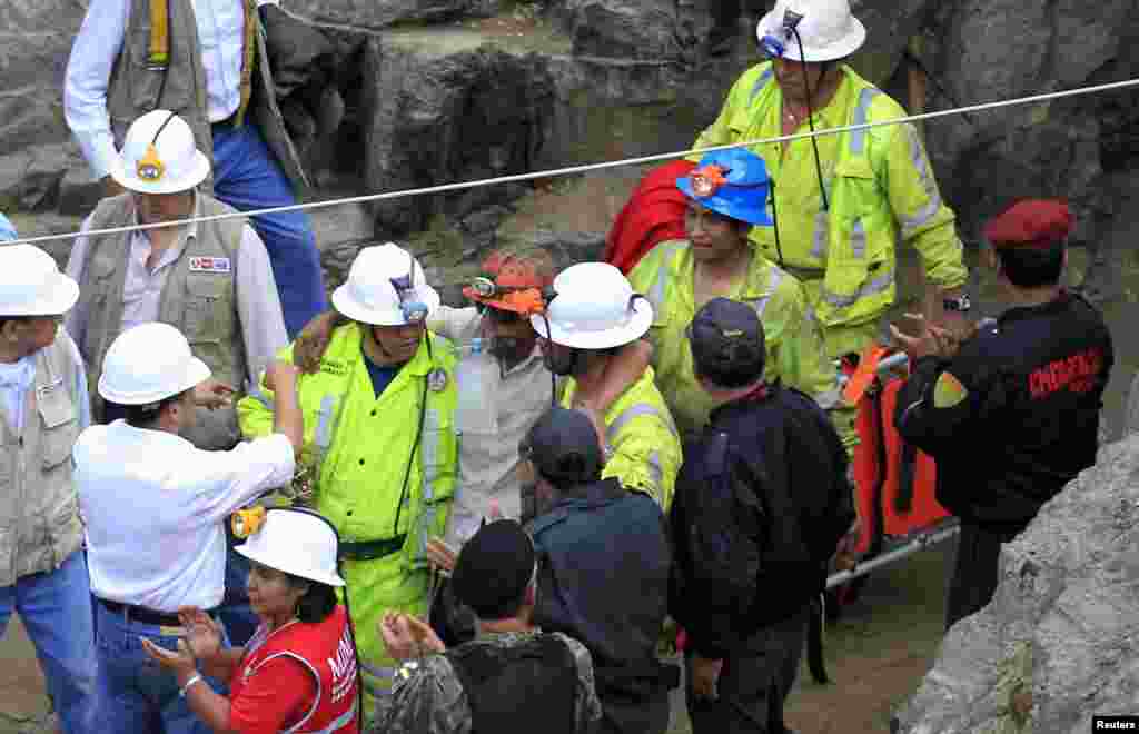 La salida de los mineros se produjo luego de que los socorristas superaran los obstáculos causados por un derrumbe de tierra y rocas que retrasó el rescate.