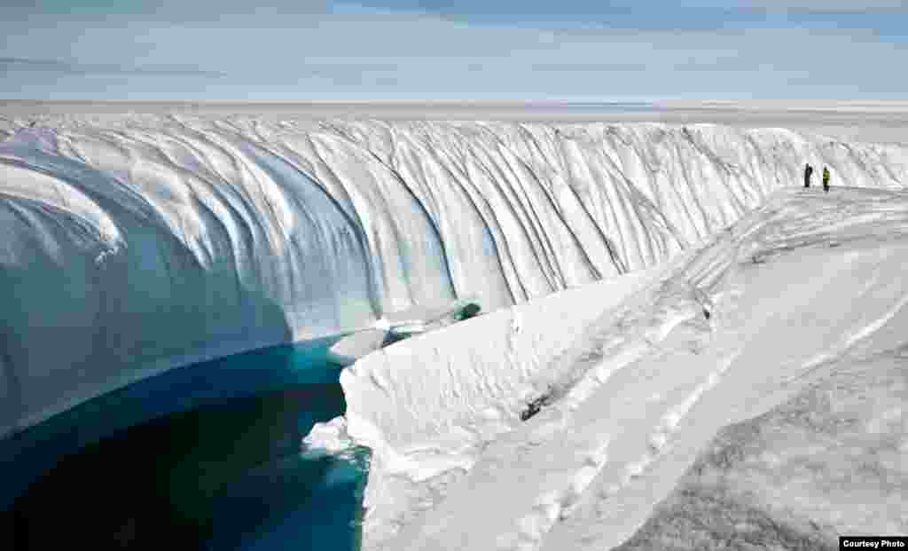 Selama beberapa tahun, air bergejolak yang meluap dari cairan es membentuk ngarai sedalam 18 meter. (Ian Joughin)