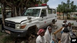 Selon les habitants, une ambulance a été endommagée et démontée par des soldats érythréens dans une clinique médicale à Abi Adi, dans la région du Tigré, au nord de l'Éthiopie, mardi 11 mai 2021. 