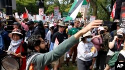 Estudiantes universitarios pro palestinos en la marcha en el Comité Nacional Demócrata el lunes 19 de agosto de 2024, en Chicago. AP