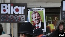 Para pengunjuk rasa di London membawa poster yang mengecam kebijakan Tony Blair dalam perang Irak, 21 Januari 2011.