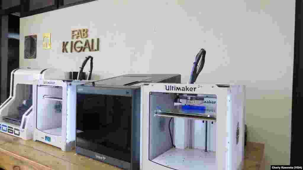 Des projets finalisés dans un fablab rwandais, à Kigali, Rwanda, le 8 août 2017. (VOA/Charly Kasereka)