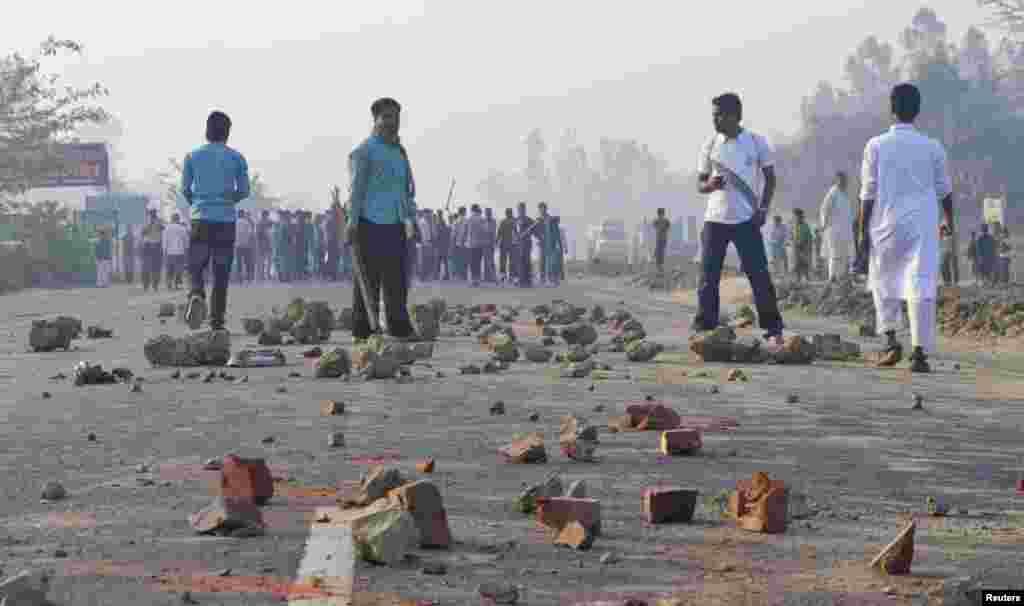 Activists of Jamaat-e-Islami, Bangladesh's biggest Islamist party, stand during a clash with police in Chittagong February 28, 2013. A Bangladesh tribunal convicted an Islamist party leader and sentenced him to death on Thursday, the third verdict by the 