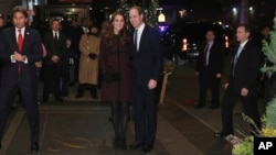 Pangeran Inggris William dan istrinya Kate tiba di Hotel Carlyle, New York hari Minggu (7/12) malam.