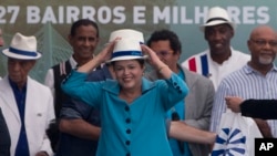 Presiden Brazil Dilma Rousseff (tengah) saat meresmikan BRT Transcarioca di Rio de Janeiro, Brazil (1/6). 