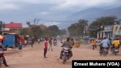 La circulation sur l'artère principale d'Uvira, Sud-Kivu, 27 septembre 2017. (VOA/Ernest Muhero).