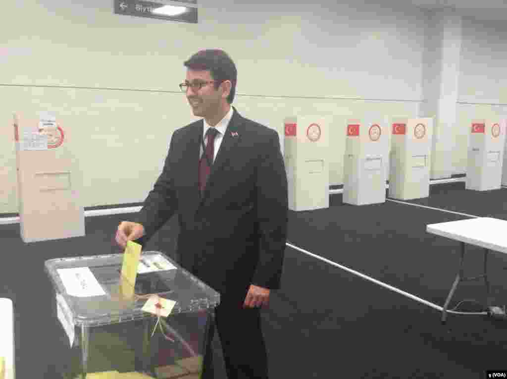 İngiltere Başkonsolosu Erhan Yorulmazlar oy kullanırken