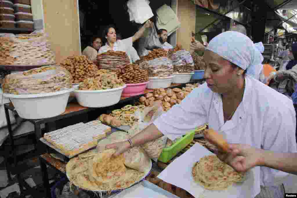 Món bánh bột tẩm mật chiên giòn truyền thống được bày bán trước mùa lễ Ramadan trong khu phố cổ ở Rabat, Ma-rốc, 8 tháng 7, 2013.