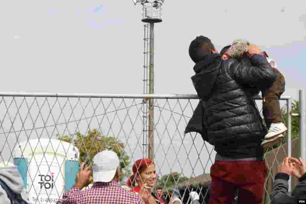 Inside the camp are doctors, food and places to rest. Authorities don’t try to stop small children from sneaking inside, but teenagers who scale the fence are told to climb back out, Opatovac, Croatia, Sept. 22, 2015. (Heather Murdock/VOA)