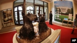 U biblioteci posvećenoj bivšem predsjedniku SAD George W. Bushu svoje mjesto imaju i njegovi psi Barney i Miss Beazley, naravno kao statue..... 