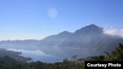 Gunung Batur di Bali. Bali masih menjadi tempat yang paling banyak dikunjungi wisatawan asing di Indonesia. (Foto: Dok)