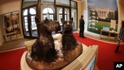 Bustos de los perritos Barney y Miss Beazley en la bibilioteca presidencial George Bush, en Dallas.