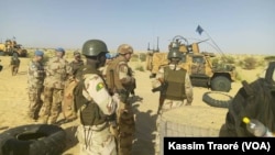 La Fama patrouille dans le cercle d'Ansongo, région de Gao, au Mali, le 13 mars 2017. (VOA/Kassim Traoré)