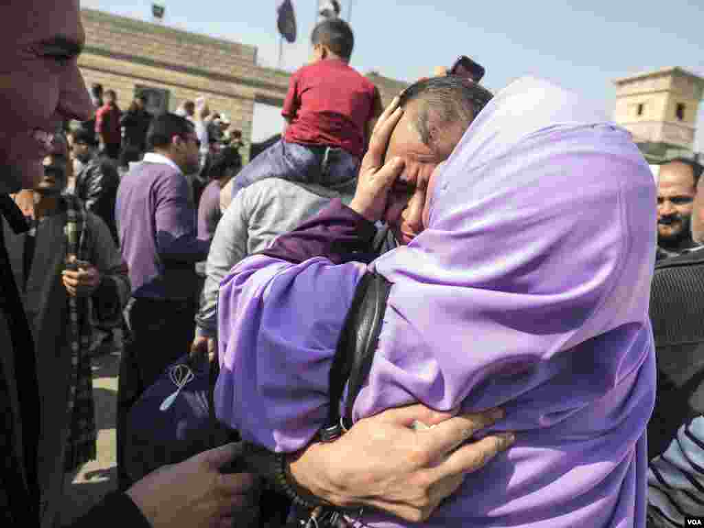 Mohamed Ragab hugs his mother after spending three and a half years behind bars on political charges, Tora prison, Cairo, Egypt, Tuesday, March 14, 2017. (H. Elrasam/VOA)