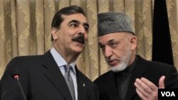 PM Pakistan Yousuf Raza Gilani (kiri) berbicara dengan Presiden Afghanistan Hamid Karzai dalam konferensi pers di Kabul, Sabtu (16/4).