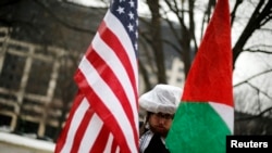 팔레스타인 시위자가 미국·이스라엘 공공문제위원회(AIPAC)앞에서 침묵 시위를 벌이고 있다.