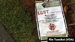 Poster penolakan LGBT yang digunakan pendemo di Bogor, tertinggal di depan balai kota usai aksi. (Foto: Rio Tuasikal/VOA)