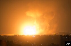 Una explosión causada por ataques aéreos israelíes en la ciudad de Gaza, el jueves 9 de agosto de 2018. Israel atacó objetivos en la Franja de Gaza después de que se lanzaron docenas de cohetes el miércoles desde el territorio costero gobernado por el grupo militante islámico Hamas.