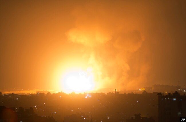 Una explosión causada por ataques aéreos israelíes en la ciudad de Gaza, el jueves 9 de agosto de 2018. Israel atacó objetivos en la Franja de Gaza después de que se lanzaron docenas de cohetes el miércoles desde el territorio costero gobernado por el grupo militante islámico Hamas.