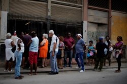 Warga Kuba antre membeli ayam di toko yang disubsidi negara atau "bodega" di pusat kota Havana, Kuba, 17 Mei 2019. (Foto: Reuters)