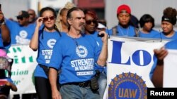 کارگران اتحادیه خودروسازان در راهپیمایی روز کارگر در شهر دیترویت در ایالت میشیگان. ۲ سپتامبر ۲۰۱۹