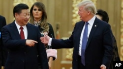 El presidente Trump, derecha, también conversó con su homólogo chino, Xi Jinping sobre asuntos de comercio.