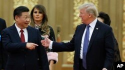 Presiden AS Donald Trump (kanan) bersama ibu negara disambut oleh Presiden Xi Jinping setibanya di Beijing, China, dalam kunjungan kenegaraan, 9 November 2017. (Foto: dok).