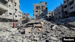 Palestinians stitchery  astatine  the tract  of Israeli strikes connected  houses and residential buildings successful  Beit Lahiya, Gaza Strip, connected  Oct. 20, 2024.