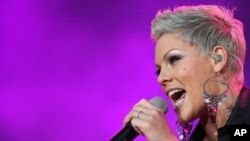 Pink saat tampil pada malam pembukaan tur "The UK Funhouse Summer Carnival" di Stadium of Light, Sunderland, Inggris, 11 Juni 2010. (AP Photo/Scott Heppell)