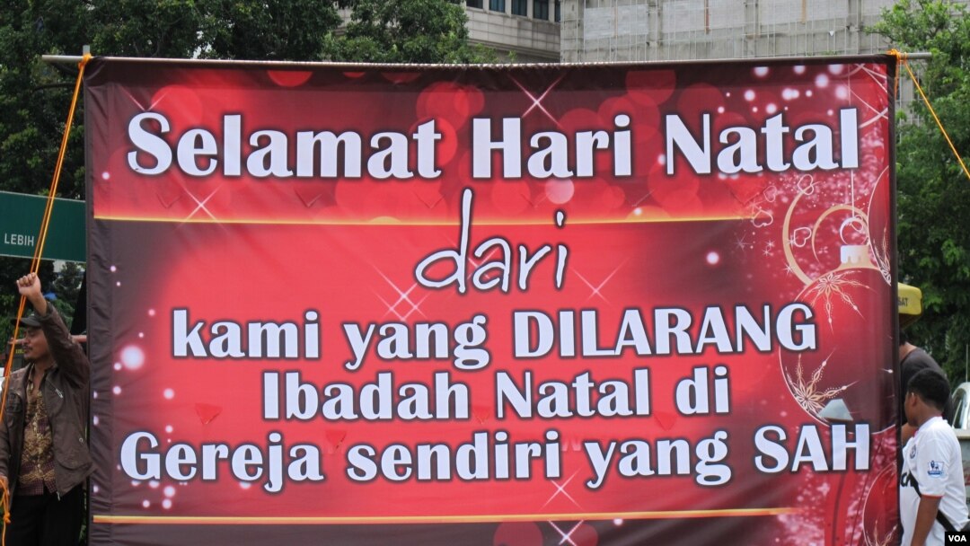 Spanduk ucapan selamat Natal dari jemaat GKI Yasmin Bogor dan HKBP Filadelphia Bekasi yang sampai sekarang tidak dapat menjalankan ibadah. (Foto: Dok)