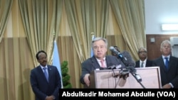 Katibu Mkuu wa Umoja wa Mataifa Antonio Guterres akizungumza na waandishi wa habari mjini Mogadishu, Somalia, March 7, 2017.