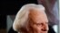 Billy Graham, de 93 años de edad, predica principalmente desde una iglesia principal en el Carolina del Norte.
