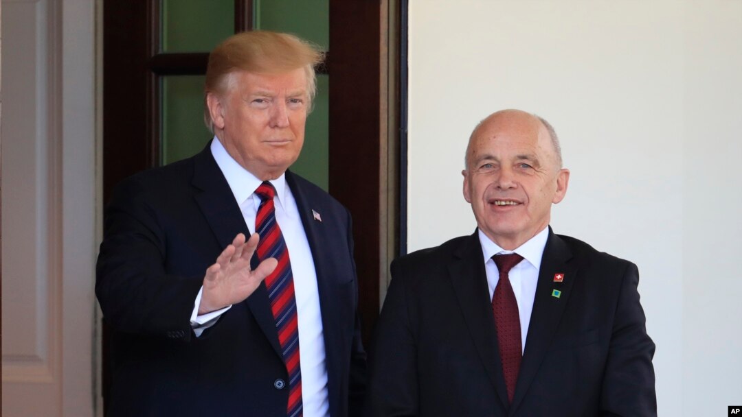 Presiden AS Donald Trump menerima Presiden Swiss Ueli Maurer di Gedung Putih, Kamis (16/5). 