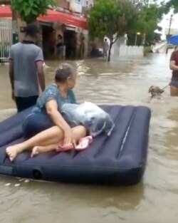Una mujer es evacuada en una balsa en medio de las inundaciones dejadas por el huracán Iota en Cartagena, Colombia, el 14 de noviembre de 2020.