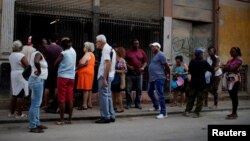 Warga Kuba antre membeli ayam di toko yang disubsidi negara atau "bodega" di pusat kota Havana, Kuba, 17 Mei 2019. (Foto: Reuters)