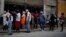 Warga Kuba antre membeli ayam di toko yang disubsidi negara atau "bodega" di pusat kota Havana, Kuba, 17 Mei 2019. (Foto: Reuters)