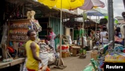 Des clients regardent des étalages sur le marché de Makola à Accra, Ghana, le 15 juin 2015.