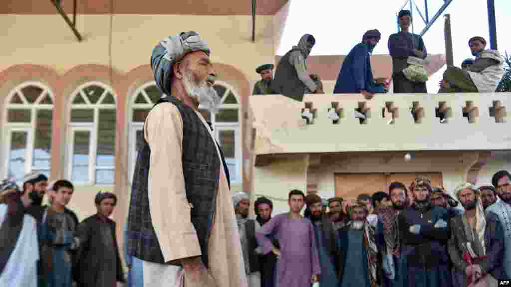 د جوزجان په شبرغان کې خلک د مزدورۍ لپاره په انتظار ولاړ دي. 