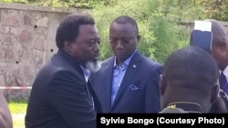 Joseph Kabila, mokonzi ya kala ya RDC mpe mokambi ya FCC apesi mbote na Néhémie Mwilanya, motambwi ya FCC (2e) mpe Emmanuel Ramazani Shadary na bokutani na Kingakati, Kinshasa, 23 décembre 2019. (Sylvie Bongo)