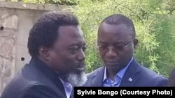 Joseph Kabila, mokonzi ya kala ya RDC mpe mokambi ya FCC apesi mbote na Néhémie Mwilanya, motambwi ya FCC (2e) mpe Emmanuel Ramazani Shadary na bokutani na Kingakati, Kinshasa, 23 décembre 2019. (Sylvie Bongo)