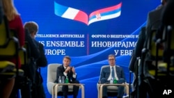 Francuski predsednik Emnauel Makron i predsednik Srbije Aleksandar Vučić na Forumu o mladima i veštačkoj inteligenciji (AI) u Šnajder inovacionom centru u Novom Sadu (AP Photo/Darko Vojinovic)