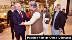 امریکہ کے نمائندہ خصوصی برائے افغان مفاہمت نے پاکستان کے وزیرِ خارجہ سے ملاقات کی — فائل فوٹو