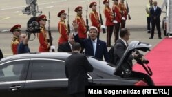 Le secrétaire d'État américain John Kerry marche avec le ministre des affaires étrangères géorgien Mikheil Janelidze, à l'aéroport, en Georgia, le 6 juillet 2016.