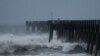 Des vagues s'abattent sur la côte du Panama City Beach à l'approche de l'ouragan Michael, Floride, 10 octobre 2018.