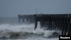Des vagues s'abattent sur la côte du Panama City Beach à l'approche de l'ouragan Michael, Floride, 10 octobre 2018.