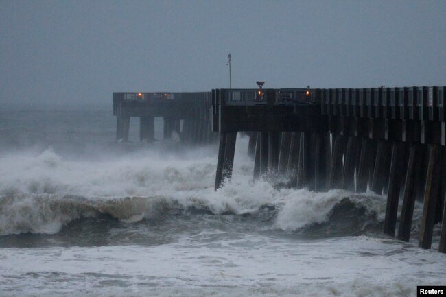 Las olas se estrellan contra un muelle en la playa de Panama City, Florida, cuando el huracán Michael se aproximaba a la costa. Octubre 10 de 2018. Reuters/Jonathan Bachman.