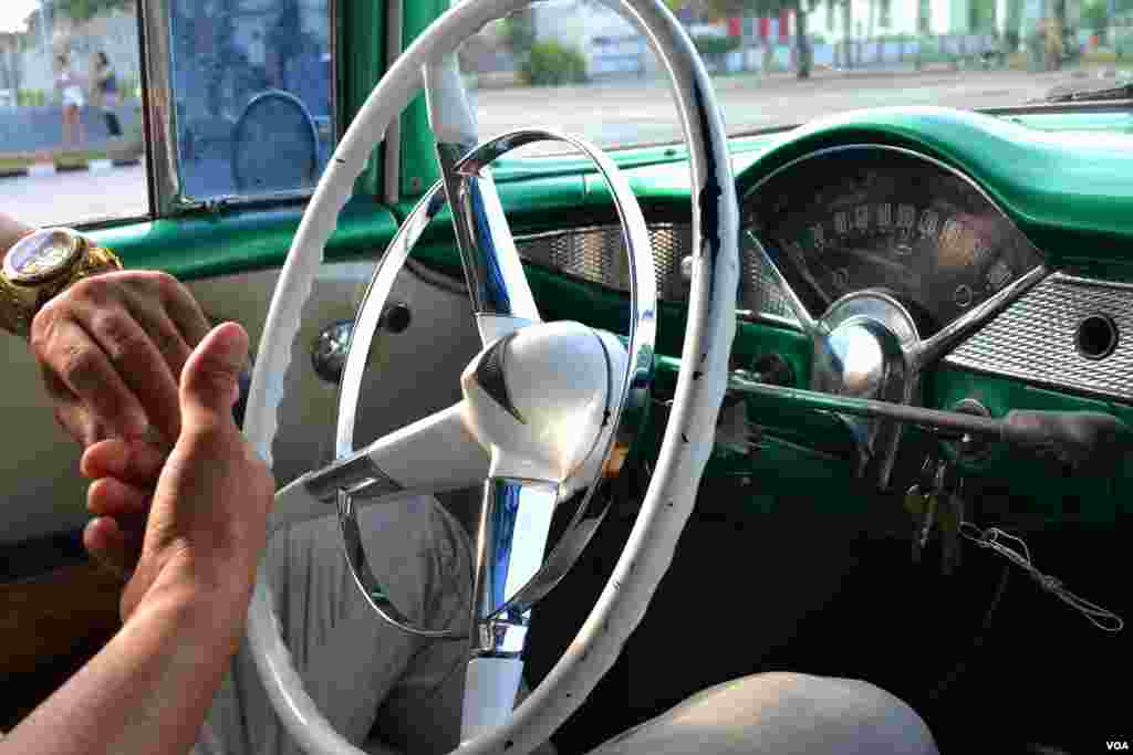 Interior mobil antik Chevy &#39;56 di Havana, Kuba. (VOA/R. Taylor)