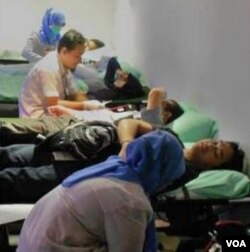 Anak-anak muda antusias menjadi donor darah di Pusat Kebudayaan Amerika, Jakarta (28/1).