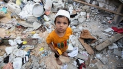  رفح میں ایک زخمی فلسطینی بچہ گھر کے ملبے پر ۔ فوٹو رائٹرز

